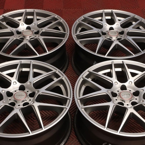 Kuva tuotteesta Momo Competizione Titan Silver Diamond Cut