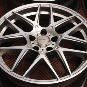 Kuva tuotteesta Momo Competizione Titan Silver Diamond Cut