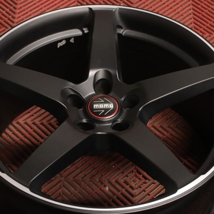 Kuva tuotteesta Momo Five Satin Black Polished