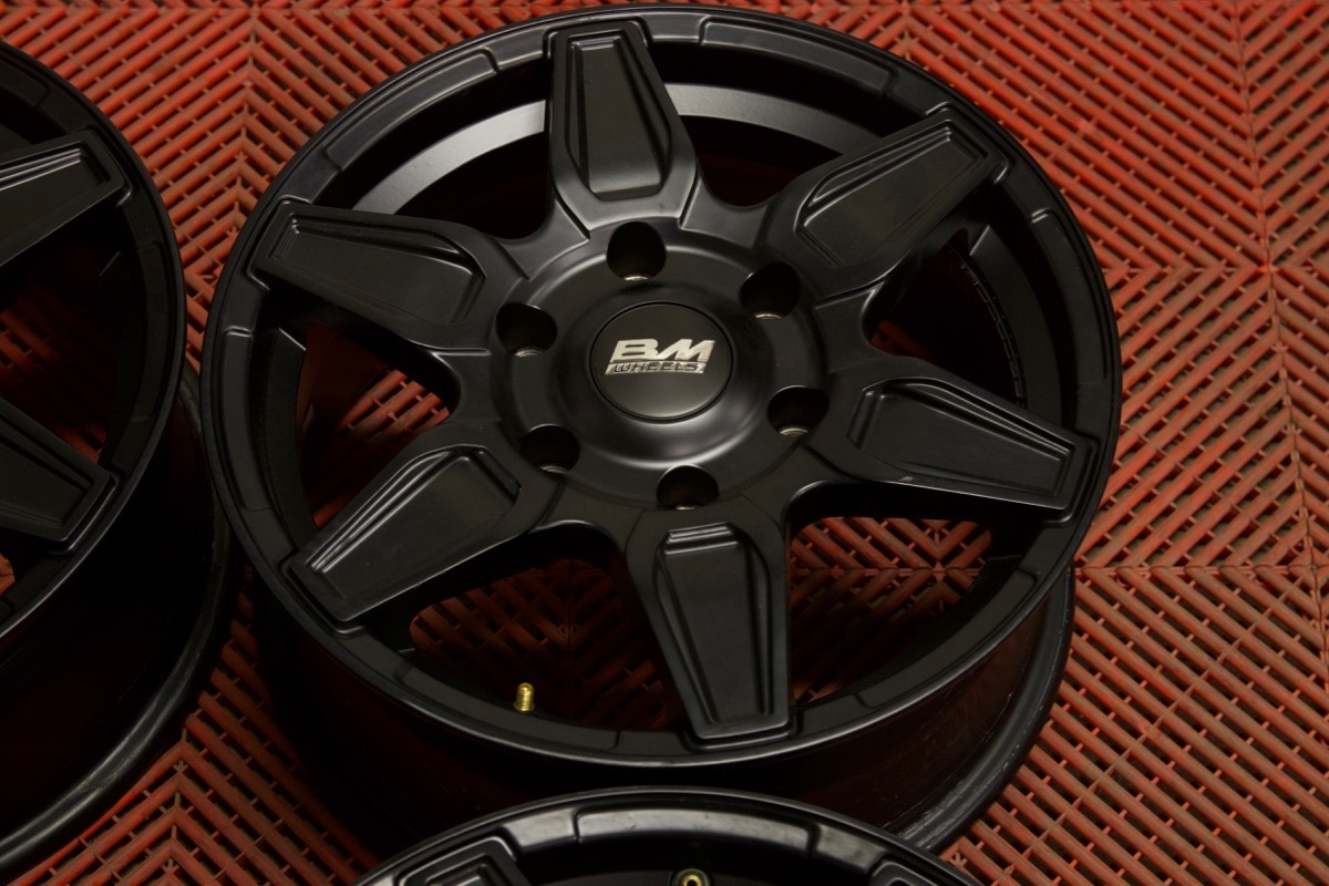 BM MACHO SATIN BLACK Alumiinivanteet 7x16 6x139 7 ET35 67 1 